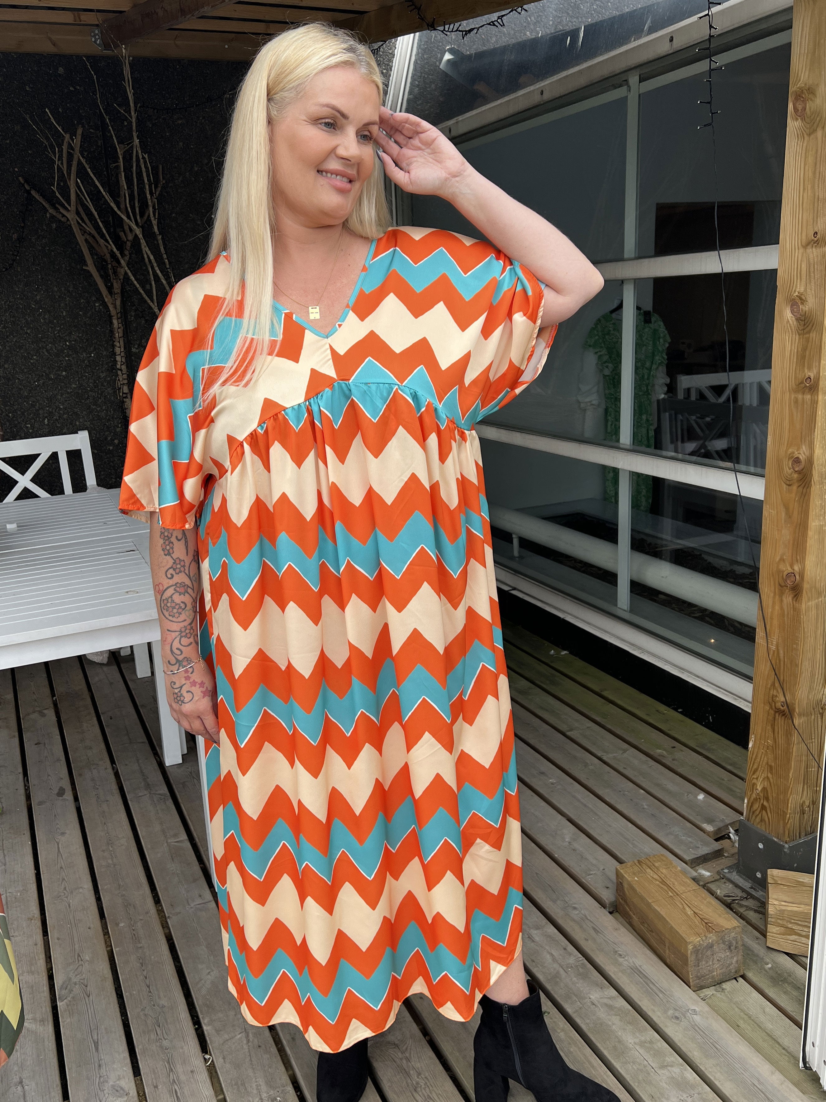 Johanna - Söt plus size klänning med sicksackmönster